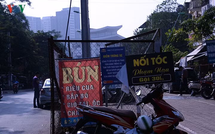 Bên ngoài khu đất, các tấm tôn, hàng rào bị bao phủ với các biển quảng cáo trông rất lộn xộn và mất mỹ quan.
