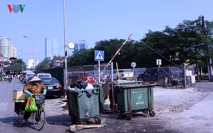 Bên ngoài khu đất là nơi tập kết rác thải, phế liệu rất mất vệ sinh môi trường...