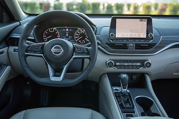 Đối với Nissan Altima S bản cơ sở, xe được trang bị hệ thống phanh khẩn cấp tự động, cảnh báo va chạm trước thông minh và cảnh báo tài xế thông minh. Tiến lên bản Platinum cao cấp nhất, khách hàng sẽ được hưởng lợi với camera quan sát xung quanh thông minh theo tiêu chuẩn.