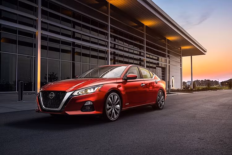 Mẫu xe Nissan Altima 2020 mới sẽ được sản xuất ở Canton, Smyrna và cả Trung Quốc thông qua liên doanh giữa Nissan và Dongfeng. Trên phiên bản mới, xe lấy cảm hứng thiết kế từ mẫu xe concept Vmotion 2.0. Tuy nhiên có một vài chi tiết được cải tiến mới khác biệt đó là cụm đèn pha mang thiết kế hầm hố...