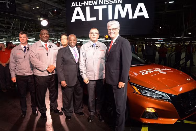 Giá xe Nissan Altima 2020 bản S cơ sở nhất từ 24.100 USD (khoảng 560,4 triệu đồng) với dẫn động cầu trước, nếu đặt tùy chọn dẫn động bốn bánh toàn thời gian (S AWD) xe sẽ có giá từ 25.450 USD (khoảng 591,8 triệu đồng) (chưa gồm phí vận chuyển). Đối với Platinum VC-Turbo hàng đầu, xe có giá niêm yết 35.180 USD (khoảng 818,1 triệu đồng).
