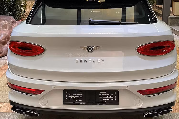 Ở phần thân sau, Bentayga mới đã có một sự thay đổi lớn, với việc thiết kế lại toàn bộ bề mặt bao gồm cửa hậu rộng với bọc đèn mới, biển số được chuyển xuống dưới cản xe để trông gọn gàng hơn. Chiều rộng rãnh phía sau tăng 20 mm mang lại lợi ích về mặt động lực học và định vị lại các bánh xe theo vòm của chúng để cải thiện thế đứng của xe. Mâm xe kích thước 22 inch thiết kế độc đáo.