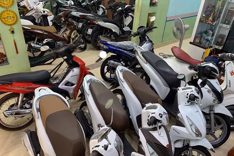 Ngoài ra, bộ sưu tập xe của người chơi này còn có thêm những chiếc biển 5 số nhưng đuôi tứ quý. Một số loại biển số được cho là đẹp khác nhưng không phải tứ quý hay ngũ quý như gồm các số 39, 79, 68 "thần tài, lộc phát"… cũng nằm trong dàn xe của dân chơi Đồng Nai.