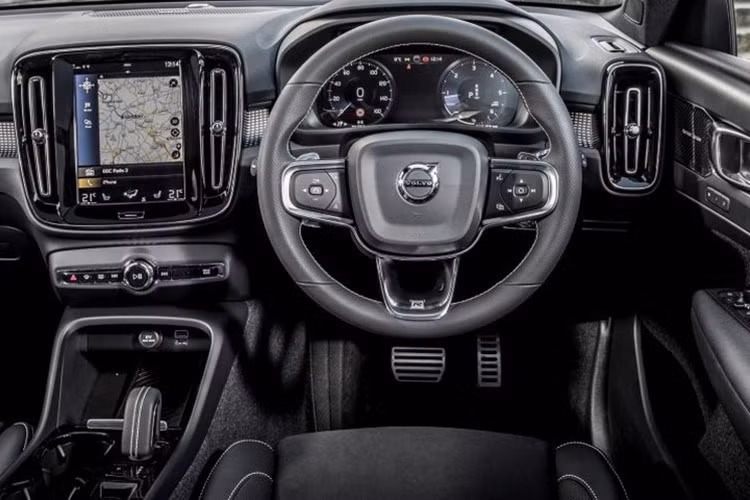 Bên trong nội thất của XC40 được bọc da cao cấp toàn bộ, từ ghế, cần gạt số và vô lăng đa chức năng. Khác với nét tinh xảo và sự tinh tế đến từng chi tiết của 2 người đàn anh. XC40 khoác lên mình vẻ đẹp mạnh mẽ với sự đơn giản trong ngôn ngữ thiết kế.