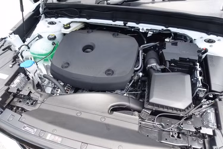 Các thông số kỹ thuật và giá bán Volvo XC40 2019 tại Việt Nam vẫn chưa được hé lộ. Trong khi đó, trên trang chủ của Volvo Việt Nam mới chỉ xuất hiện thông tin giới thiệu về phiên bản T5 R-Design. Tại thị trường Thái Lan, Volvo XC40 chỉ có một loại động cơ duy nhất là máy xăng Drive-E 4 xi-lanh, tăng áp, dung tích 2.0L nhưng khác nhau về thông số trên 2 phiên bản T4 Momentum và T5 AWD R-Design.