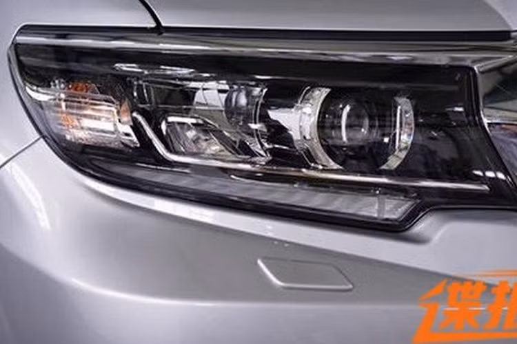 Ngoài ra, hãng xe ôtô Toyota còn tái thiết kế cả cản va trước, đèn sương mù, lưới tản nhiệt dưới và nắp capô của Toyota Land Cruiser Prado 2018.