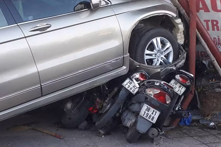 Bước đầu, cơ quan chức năng làm rõ tài xế lái chiếc xe ôtô Honda CR-V là Hoàng Ngọc T. (quê quán Xuân Yên, Nghi Xuân). Có thể do khi dừng lại rẽ vào nhà hàng, tài xế đã đạp nhầm chân phanh sang chân ga. May mắn, không có người nào bị thương sau vụ tai nạn hi hữu này. 