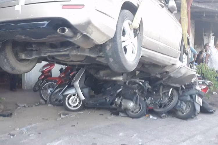 Sau khi rồ ga, chiếc xe lao mạnh về phía trước rồi lao lên vỉa hè đâm bẹp 11 xe máy cùng 1 xe đạp điện. Tại hiện trường, nhiều xe máy mắc kẹt dưới gầm của chiếc xe ôtô. Biển hiệu của cửa hàng bị tông rách, hư hỏng nặng.