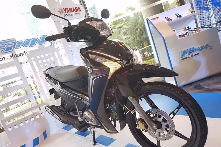 Phần đầu của xe với đèn pha dạng halogen được bố trí phía trên tay lái, đèn xinhan và định vị được bố trí ở mặt nạ. Nhìn toàn bộ đầu xe Yamaha Finn 115 phải nói rằng khá giống với mẫu Honda Future mới tại Việt Nam hay còn có tên Wave 125 tại hị trường Thái Lan.