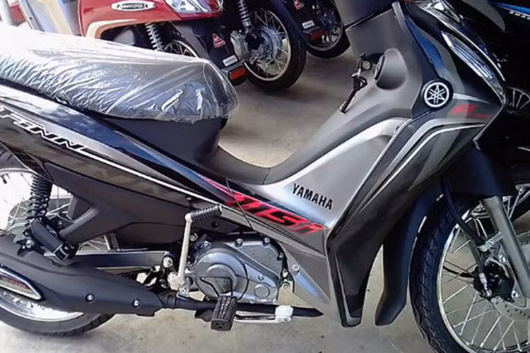Động cơ của xe là loại xylanh đơn, dung tích 115cc, làm mát bằng gió, đi kèm là hệ thống phun xăng điện tử FI giúp tiết kiệm nhiên liệu. Tuy nhiên điểm đặc biệt của Finn 115 đó là chiếc xe có thể sử dụng cả xăng bình thường lẫn xăng pha ethanol. Điều này giúp chiếc xe thân thiện với môi trường hơn so với các thế hệ xe số phổ thông trước đây của Yamaha.