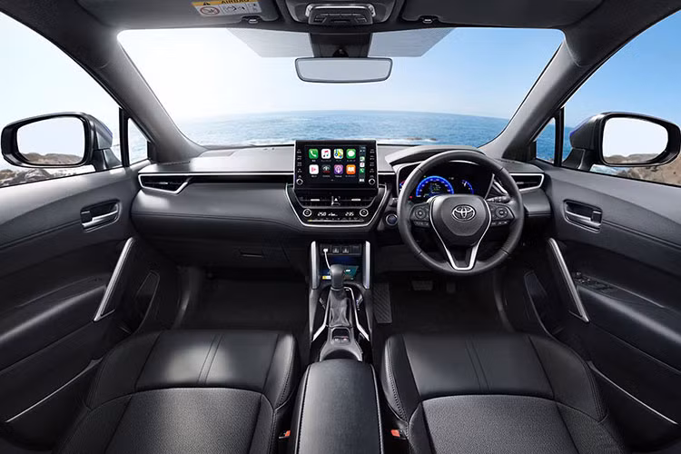 Trong khi đó, thiết kế nội thất của Toyota Corolla Cross 2021 dành cho thị trường Nhật Bản không có gì khác so với xe ở Việt Nam, trừ vô lăng nằm bên phải. Xe cũng có mặt táp-lô thiết kế nằm ngang, màn hình thông tin giải trí dạng cảm ứng nằm độc lập và hệ thống đèn LED tạo cảm giác sang trọng nhưng tự nhiên.