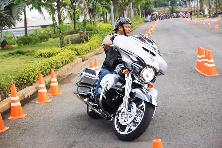 Bên cạnh đó, các thành viên của CLB còn hỗ trợ, chia sẻ kinh nghiệm về việc độ xe, sửa chữa cũng như sưu tập và cá nhân hoá các dòng xe Harley-Davidsion, tham gia các hoạt động xã hội cũng như các giải đua xe đạp, về nguồn, hỗ trợ những người chơi xe... một cách tốt hơn.
