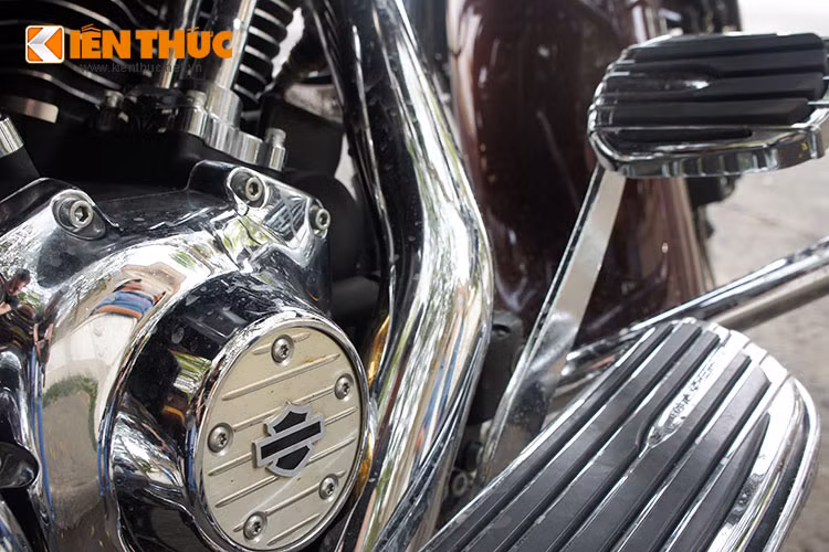 Là một thành viên nhóm Touring trong đại gia đình xế độ chính hãng nhà Harley-Davidson, Street Glide CVO thật dễ bị “phát hiện” trên phố nhờ ngoại hình to lớn và độc đáo - nhất là khi nó lăn bánh trên đường phố với tiếng nổ đặc trưng khiến bất kỳ ai cũng phải ngước nhìn.
