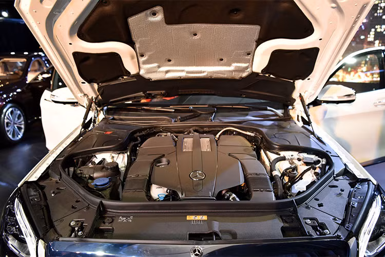 Về khả năng vận hành, Mercedes-Benz S-Class 2018 sử dụng khối động cơ V6 tăng áp kép mới, công suất 367 mã lực, mô-men xoắn cực đại 500 Nm, đi kèm hộp số tự động 9 cấp 9G-TRONIC. Xe có khả năng tăng tốc từ 0-100km/h trong vòng 5,4 giây với 4 chế độ lái “Comfort”, “ECO”, “Sport” và “Individual”.