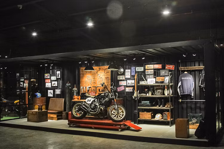 Tầng hai của showroom Ducati Sài Gòn được thiết kế với không gian sáng tạo, phá cách theo đúng tinh thần “The land of Joy” của dòng xe Scrambler đầy cá tính. Bên cạnh dòng xe Ducati Monster, Scrambler cũng là dòng xe chủ lực của Ducati Việt Nam với doanh số áp đảo trong phân khúc.