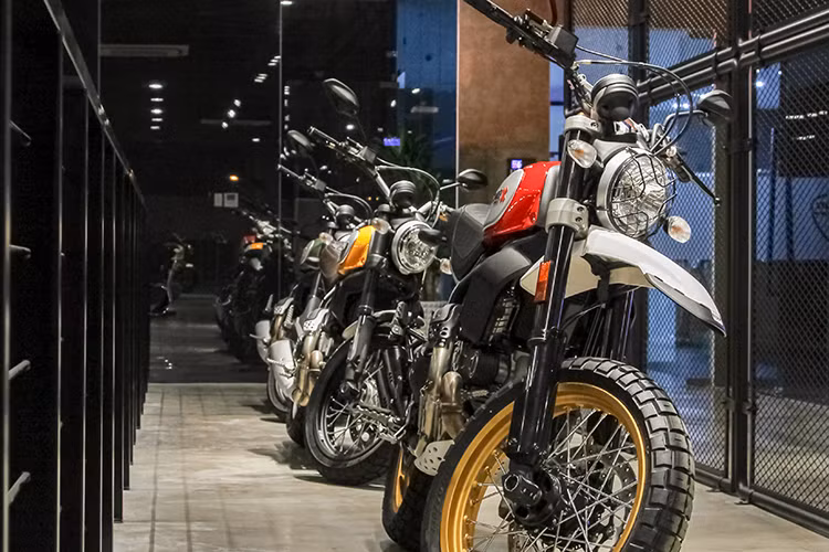 Trong đó, 2/3 diện tích tầng 1 dành cho không gian trưng bày các dòng xe như Monster, Hypermotard, Multistrada, Panigale và XDiavel. Bên cạnh đó, để thỏa mãn cơn khát thời trang của các tín đồ Ducati, Ducati Sài Gòn còn có không gian riêng dành cho phụ kiện, đồ thời trang phù hợp với từng dòng sản phẩm như mũ bảo hiểm, áo bảo hộ, giầy, găng tay, quần áo...