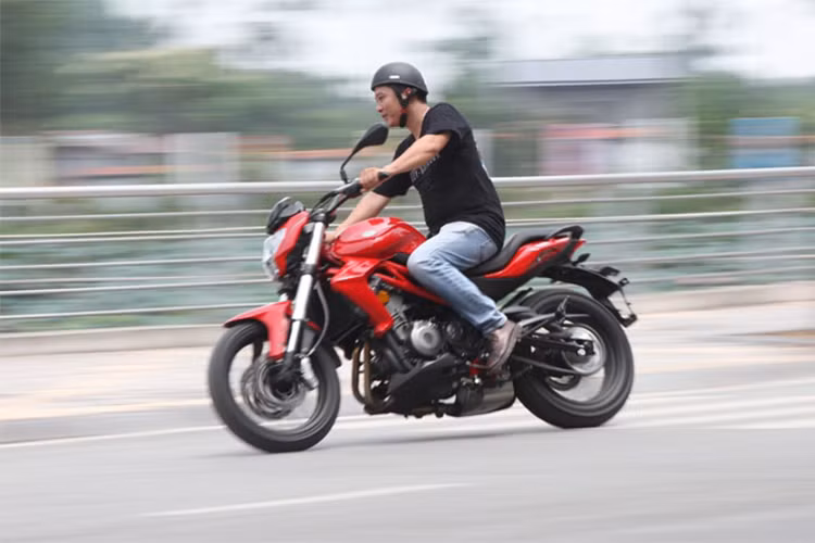 Cung cấp sức mạnh cho Benelli BN 302 là động cơ 2 xi-lanh thẳng hàng, cho công suất 37 mã lực tại 11.500 vòng/phút và mô-men xoắn cực đại 27 Nm tại 9.000 vòng/phút đi cùng hộp số 6 cấp, xe sử dụng hệ thống phun xăng điện tử. Xe được trang bị mâm hợp kim 17 inch nằm, dùng lốp 120/70 trước và 160/60 sau, bình xăng dung tích 16 lít.
