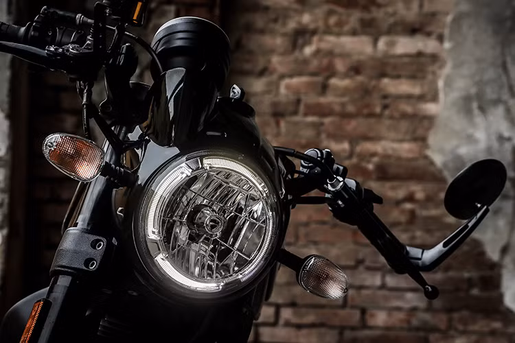 Mang những đường nét vintage của dòng xe Cafe Racer, các kỹ sư Ducati đã đưa vào chiếc Scrambler những điểm nhấn nhá về thiết kế để mang lại dáng vẻ cổ điển đặc trưng của những chiếc Scrambler Cafe Racer như tay lái gù được hạ thấp, gương chiếu hậu tròn gắn ở đầu tay lái và đặc biệt cụm đèn pha thiết kế mang đậm chất cổ điển của dòng xe này.