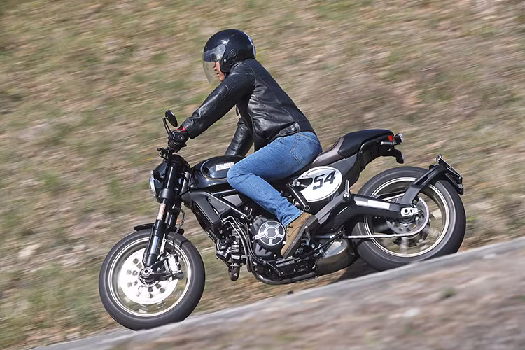 Scrambler Cafe Racer ổn định khi chạy tốc độ cao nhưng cũng đủ êm để hấp thụ các chấn đông khi vượt qua những cung đường xấu. Hệ thống chống bó cứng phanh ABS hoạt động hiệu quả khi phanh gấp, không có hiện tượng lắc đuôi, trượt bánh khi vào cua. Cộng với sự xuất hiện của cặp phanh đĩa 330mm phía trước, 245mm phía sau, Scrambler dễ tạo được sự tin tưởng về độ an toàn nơi người sử dụng.