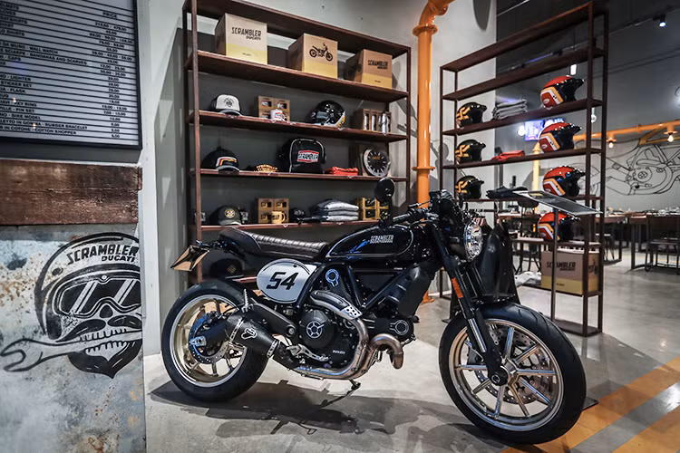 Ý tưởng về một chiếc xe môtô Ducati Scrambler Cafe Racer đã được rất nhiều người chơi và xưởng độ trên khắp Thế giới "hiện thực hóa" kể từ khi dòng Scrambler xuất hiện cho tới nay. Tuy nhiên phải tới triển lãm EICMA 2016, hãng xe môtô Ducati mới chính thức công bố một phiên bản Scrambler Cafe Racer "chính chủ" dành cho đa số khách hàng.