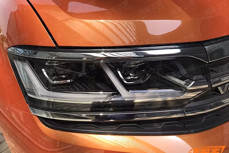 Về kích thước, Volkswagen Teramont Coupe 2019 sở hữu chiều dài 4.905 mm, rộng 1.989 mm và cao 1.719 mm và chiều dài cơ sở 2.980 mm. Xe sở hữu cụm đèn pha được thiết kế thanh mảnh hơn, tích hợp dải đèn LED định vị ban ngày.