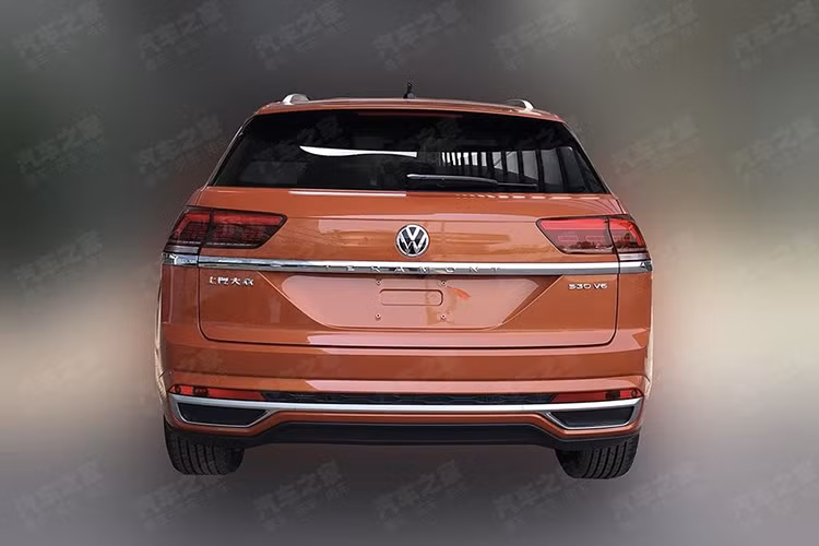 Ngoài ra, hãng xe ôtô Volkswagen còn lắp cản trước thể thao hơn với viền màu đen và tích hợp hốc gió dạng mắt lưới hình tổ ong. Ở giữa cản trước còn có thanh mạ crôm làm điểm nhấn đầy phong cách.