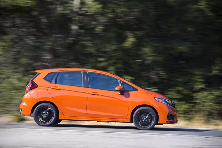 Ở phiên bản 2019, đối thủ Toyota Yaris tiếp tục mang đến sự đa dụng và thân thiện mà hiếm mẫu xe nào sánh bằng. Được sản xuất dựa trên nền tảng khung gầm "Global Small Car Platform" của Honda và có kích thước tương đối nhỏ nhắn (dài 4.034 x rộng 1.694 x cao 1.524 mm).