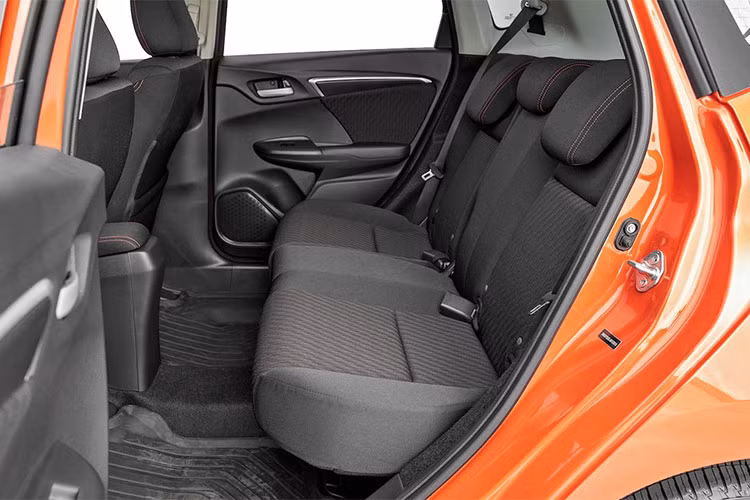 Nhờ cách bố trí thông minh như bình xăng nằm bên dưới hàng ghế trước, mẫu xe hatchback Honda Jazz 2019 này sẽ tiếp tục cung cấp khoang hành lý có thể tích ấn tượng cho người sử dụng, dẫn đầu phân khúc với con số 1.492 lít, khi hàng ghế sau gập xuống.