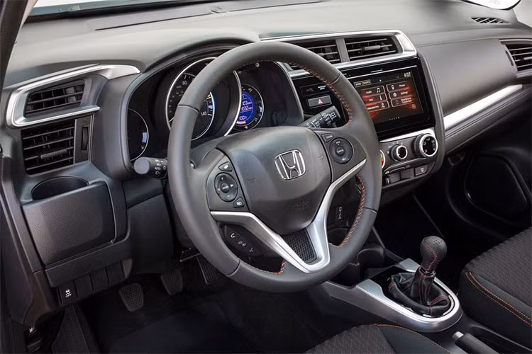 Ngoài ra, mẫu xe cỡ nhỏ nhà Honda này cũng có thể được trang bị hệ thống hỗ trợ người lái Sensing của Honda, bao gồm kiểm soát hành trình thích ứng, phanh giảm thiểu va chạm, cảnh báo va chạm sớm, hỗ trợ giữ làn đường, giảm thiểu chệch làn đường và cảnh báo chệch làn.