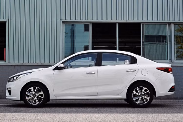 Tại thị trường Trung Quốc, Kia Rio còn có tên gọi Kia K2, nằm chung phân khúc với Toyota Vios, Honda City và Hyundai Accent. Ở thế hệ 2017, Kia Rio sedan bước sang ngôn ngữ thiết kế mới với nội - ngoại thất được tinh chỉnh lại trông hiện đại và trung tính hơn, phù hợp với nhiều đối tượng khách hàng.