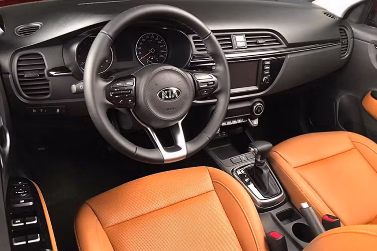 Bên trong nội thất, Kia Rio sedan 2017 cũng được thiết kế lại hoàn toàn mới, rõ rệt nhất ở phần vô lăng 3 chấu thể thao hơn, nội thất của xe sang trọng được cho là khá giống với đàn anh Kia Optima vừa ra mắt tại thị trường Việt Nam.