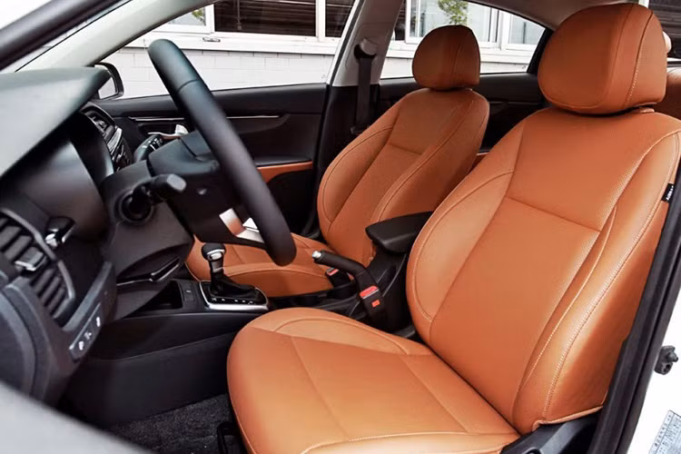 Được biết, tùy từng phiên bản Kia Rio sedan 2017 sẽ có nội thất bọc vải hoặc da nhân tạo, cũng như các chi tiết ốp màu đen bóng hoặc kim loại.