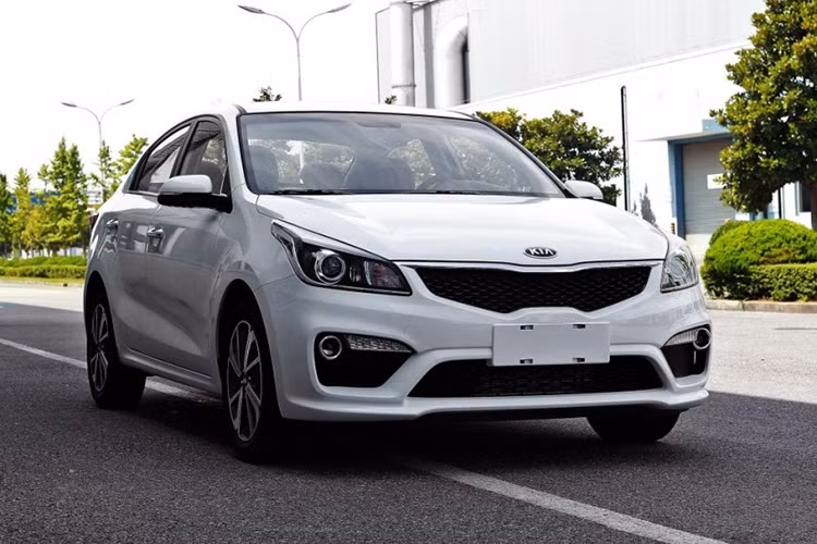 Ngay sau khi trình làng phiên bản hatchback tại triển lãm Paris Motor Show 2016 vừa qua, phiên bản Kia Rio sedan 2017 với thiết kế mới mang phong cách hiện đại hơn so với thế hệ cũ cũng vừa xuất hiện tại một nhà máy ở Trung Quốc.