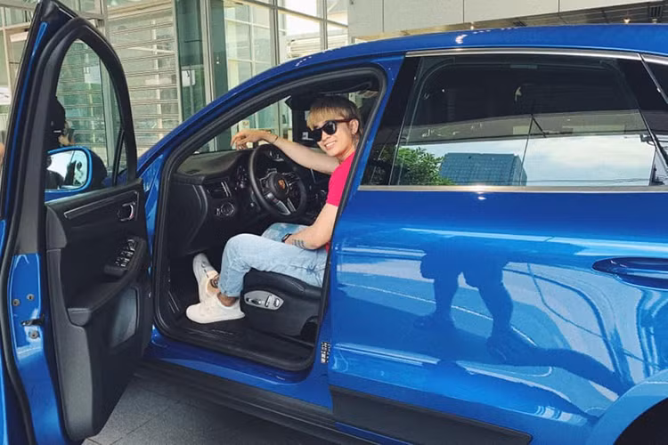 SUV hạng sang Porsche Macan 2019 của Chi Dân mới tậu sở hữu động cơ tăng áp 4 xi-lanh dung tích 2.0 lít, có khả năng sản sinh công suất tối đa 252 mã lực và mô-men xoắn cực đại đạt 370 Nm. Điểm thay đổi của Porsche Macan 2019 so với bản trước chính là khe thông gió và màn hình trung tâm cảm ứng có kích thước lên đến 11 inch.