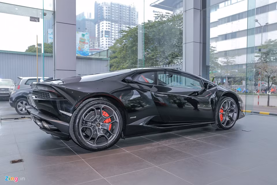 Siêu xe Lamborghini Huracan được sản xuất để thay thế cho dòng xe Gallardo trước đây và nhanh chóng được đón nhận bởi cộng đồng chơi xe trên thế giới. Hồi tháng 6 năm nay, Lamborghini công bố xuất xưởng chiếc Huracan thứ 8.000 sau 3 năm. Trước đó, Gallardo bán được khoảng 14.000 xe trong hơn một thập kỷ.