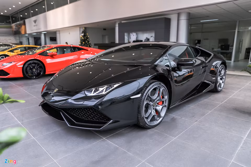 Hiện tại, Lamborghini Hà Nội chưa công bố giá bán của siêu xe Huracan LP610-4 màu đen bóng đầu tiên tại Việt Nam.