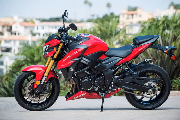 Theo thông tin từ phía hãng xe Suzuki tại Ấn Độ cho biết, mẫu Suzuki GSX-S750 bản 2018 sẽ vào thị trường Ấn Độ theo kiểu nhập khẩu nguyên chiếc, chứ không được lắp ráp trong nước như các mẫu xe nhỏ hơn. Nhìn tổng thể, Suzuki GSX-S750 có phong cách khá hầm hố.