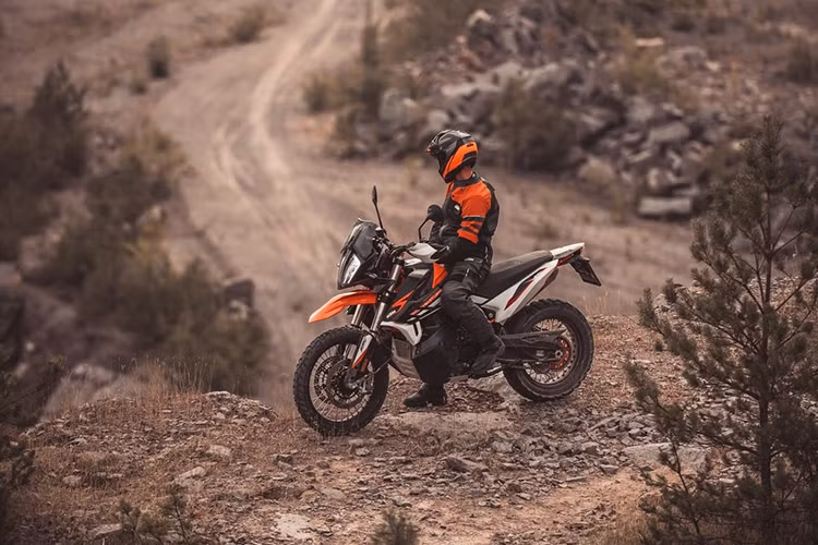 Ngoài các trang bị tiêu chuẩn cao cấp, KTM 890 Adventure R Rally còn được thương hiệu xe Áo cung cấp các công nghệ điện tử hỗ trợ như hệ thống chống bó cứng phanh ABS cảm biến góc nghiêng, phanh ABS off-road mới nhất, hệ thống kiểm soát lực kéo, ga điện tử...
