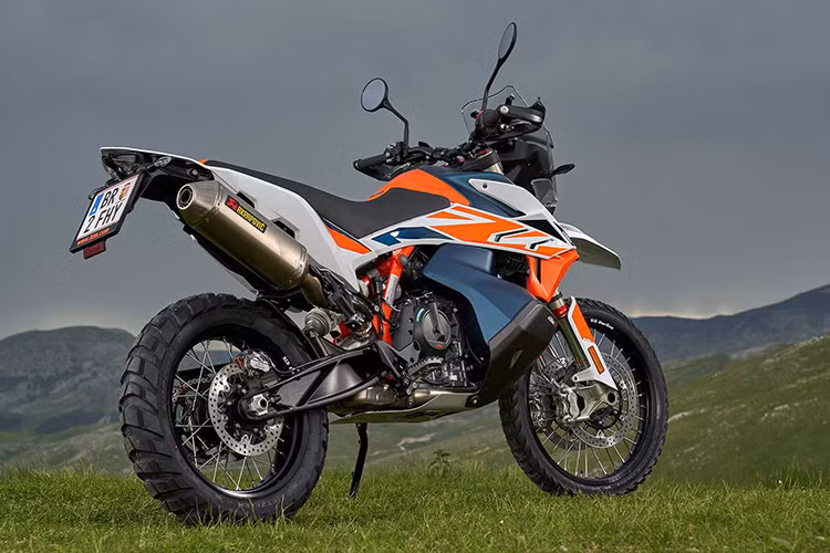 Khác với động cơ của mẫu KTM 890 Duke R 2021 với công suất 119 mã lực, động cơ LC8 dung tích 889 cc đã được hiệu chỉnh lại, sản sinh công suất là 105 mã lực và mômen xoắn cực đại 100 Nm. Đi kèm là hộp số côn tay 6 cấp, bộ lý hợp chống giật đi kèm hệ thống sang số nhanh hai chiều.