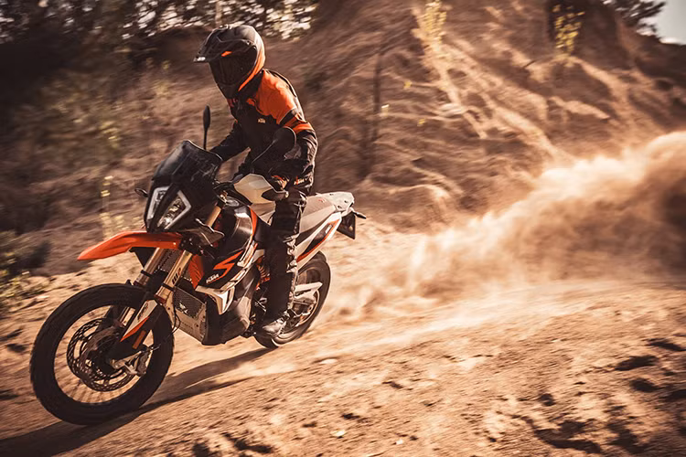 KTM định vị KTM 890 Adventure R Rally là phiên bản đặc biệt với nhiều trang bị riêng mà mẫu 890 Adventure R không hề có. Cũng vì vậy mà xe được sản xuất với số lượng khá hạn chế là 700 xe trên toàn thế giới.
