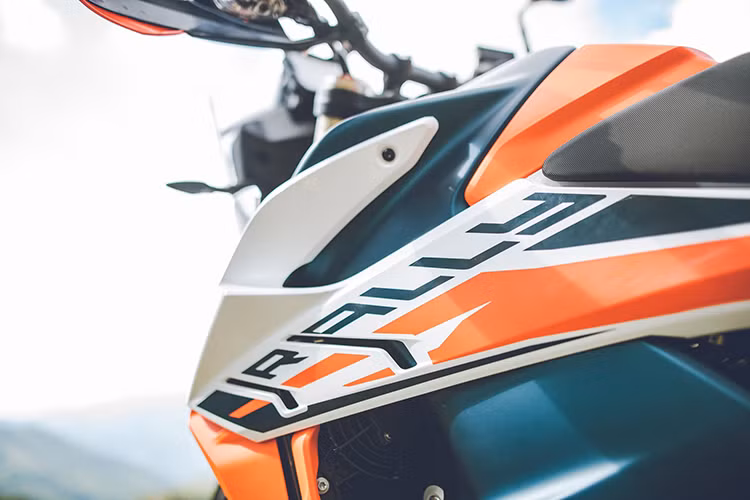 Ngoài ra, KTM 890 Adventure R Rally còn được trang bị sẵn hệ thống ống xả độ Akrapovic, yên xe phẳng phong cách Enduro, khung xe được cải tiến chuẩn đua, bình xăng có ốp carbon bảo vệ, hệ thống sang số nhanh Quickshifter+. Khả năng vận hành của xe sẽ được nâng cao nhờ chế độ Rally.