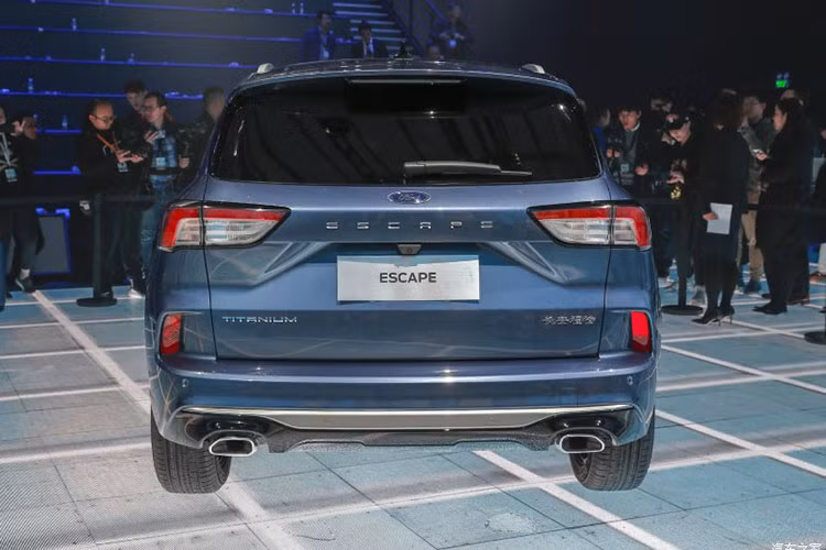 Được biết, Ford Escape 2020 sở hữu chiều dài 4.585 mm, rộng 1.882 mm, cao 1.742 mm và chiều dài cơ sở 2.710 mm. So với phiên bản cũ, kích thước của Ford Escape 2020 đã tăng đáng kể nhưng trọng lượng lại giảm 90 kg nhờ cơ sở gầm bệ toàn cầu C2 mới. Ford cũng chỉ bổ sung ống xả hình tứ giác thay vì tròn cho Escape 2020 tại Trung Quốc.