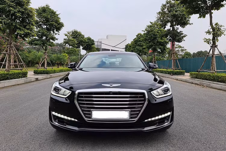 Về ngoại hình, chiếc Genesis G90 đã qua sử dụng này sở hữu ngoại thất đen bóng. Phần đầu xe là cụm lưới tản nhiệt lục giác 7 nan ngang làm từ chất liệu kim loại mạ chrome, phía dưới là hốc hút gió liền khối tích hợp đèn sương mù dạng LED, đèn pha thiết kế ấn tượng. Phía sau, cụm đèn hậu của G90 được thiết kế sang trọng. 