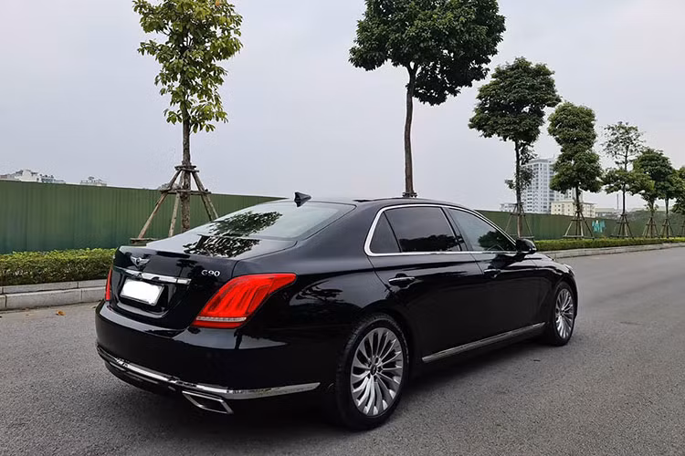 Xe sở hữu bộ mâm đa chấu kích thước 19 inch kèm lốp kích thước 245/45. Gương chiếu hậu của xe chỉnh điện tích hợp dải LED báo rẽ. Kích thước xe bào gồm dài x rộng x cao tương ứng; 5.205 x 1.915 x 1.495mm, chiều dài trục cơ sở ở mức 3.160 mm. Theo hãng xe Hàn, 51,7% cơ cấu khung gầm của G90 được làm từ thép cường độ cao với khối lượng nhẹ hơn 10% và chắc chắn gấp đôi thép thông thường.