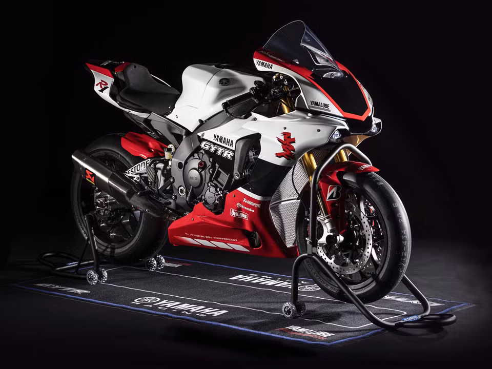Với số lượng cực kỳ hạn chế cùng việc sở hữu khó khăn, siêu môtô Yamaha YZF-R1 GYTR 2019 sẽ có giá không hề rẻ. Nếu may mắn sở hữu được chiếc xe đua này, khách hàng sẽ được tham gia vào chương trình trải nghiệm đua xe Yamaha Racing Experience.