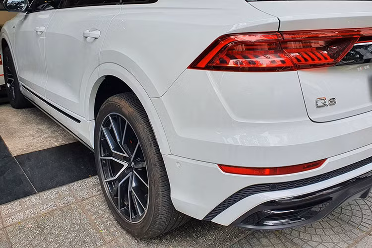 Ngoài phiên bản bán ra chính hãng tại Audi Việt Nam, còn có thêm 2 phiên bản xe Audi Q8 khác được các công ty nhập khẩu tư nhân mang về nước để phục vụ khách hàng Việt nhưng giá bán không được tiết lộ.