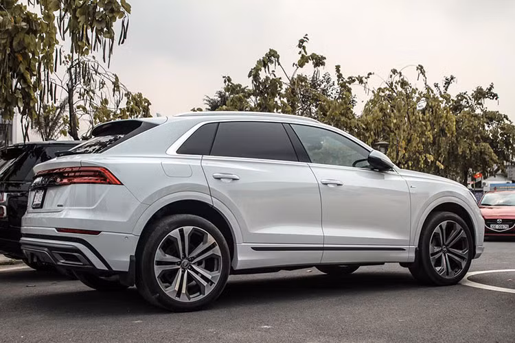 Mẫu Audi Q8 của đại gia Thanh Hóa thuộc bản 55 Sline, vì thế, khối động cơ của xe sẽ là V6, dung tích 3.0 lít, sản sinh công suất tối đa 340 mã lực và mô-men xoắn cực đại 500 Nm. "Trái tim" này của Audi Q8 được truyền tới cả 4 bánh thông qua hộp số tự động 8 cấp tiptronic.