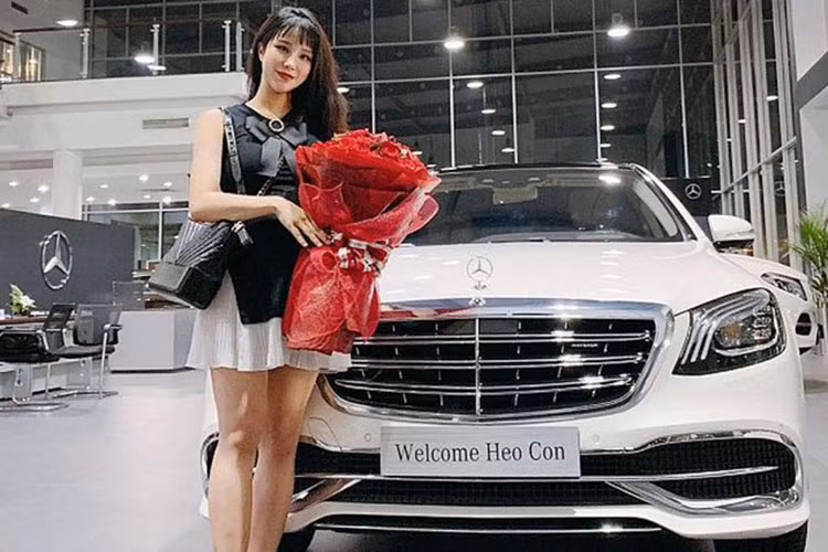 Không sử dụng các trang mua bán hay đại lý xe cũ, cách đây vài ngày, Diệp Lâm Anh đã đăng tải đoạn status rao bán chiếc sedan hạng sang Porsche Panamera hơn 5 tỷ đồng. Chỉ vài tiếng sau đó,người đẹp đã tìm được chủ nhân mới cho chiếc Panamera này và tậu ngay một chiếc siêu xe sang Mercedes-Maybach S450.
