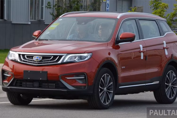 Đây là chiếc ôtô thử nghiệm của dòng SUV sẽ được hãng xe Proton tại Malaysia phát triển dựa trên xe Trung Quốc Geely Boyue. Trong năm ngoái, một vài chiếc Boyue đã được nhập khẩu vào Malaysia từ Trung Quốc sau khi Geely đặt bút ký thỏa thuận mua cổ phần của Proton.