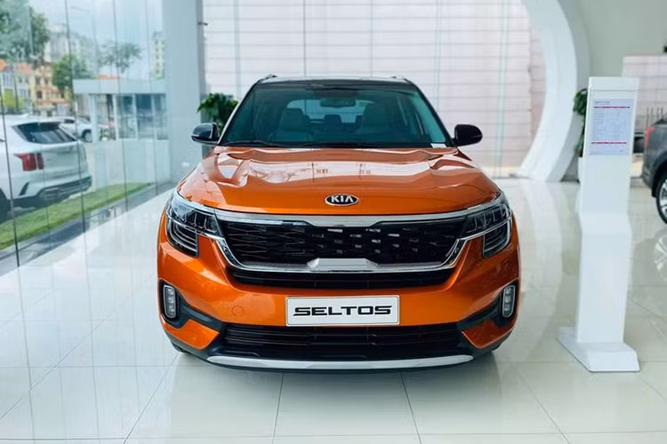 Trong tháng 11/2021, Kia Seltos bị đối thủ Toyota Crolla Cross bỏ xa “cả cây số” khi chỉ đạt doanh số 1.957 xe. Tuy nhiên nếu tính doanh số cộng dồn từ đầu năm thì Kia Seltos đạt đến 13.777 xe. Chiếc SUV từ Hàn Quốc vẫn đang trong cuộc chạy đua chưa hồi kết với Corolla Cross khi có tổng doanh số toàn thị trường chỉ kém hơn 168 xe.